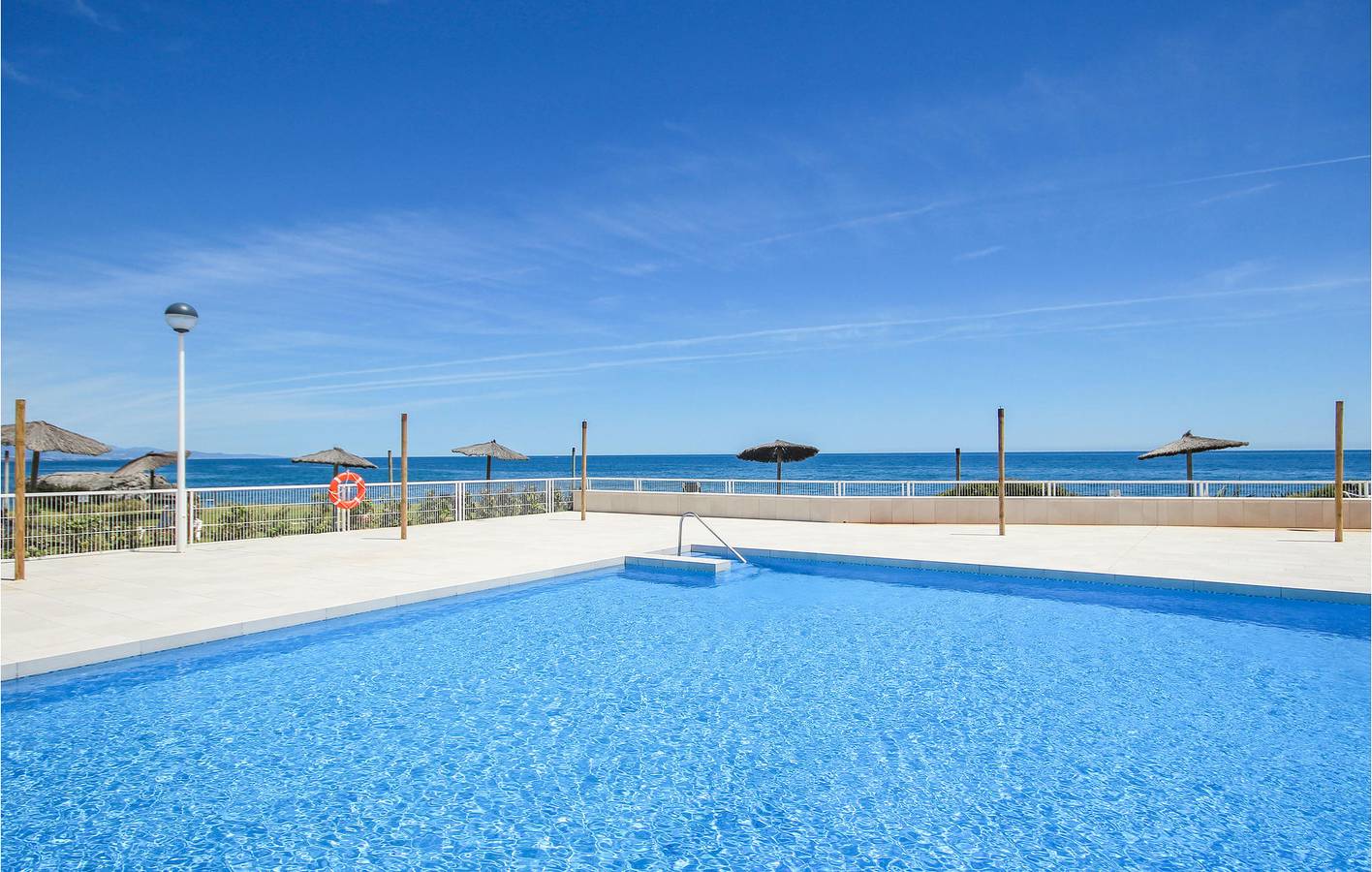 Apartamento vacacional entero, Junto a la playa 94: Terraza, Piscina, Parking y Wifi in Casares del Mar, Casares