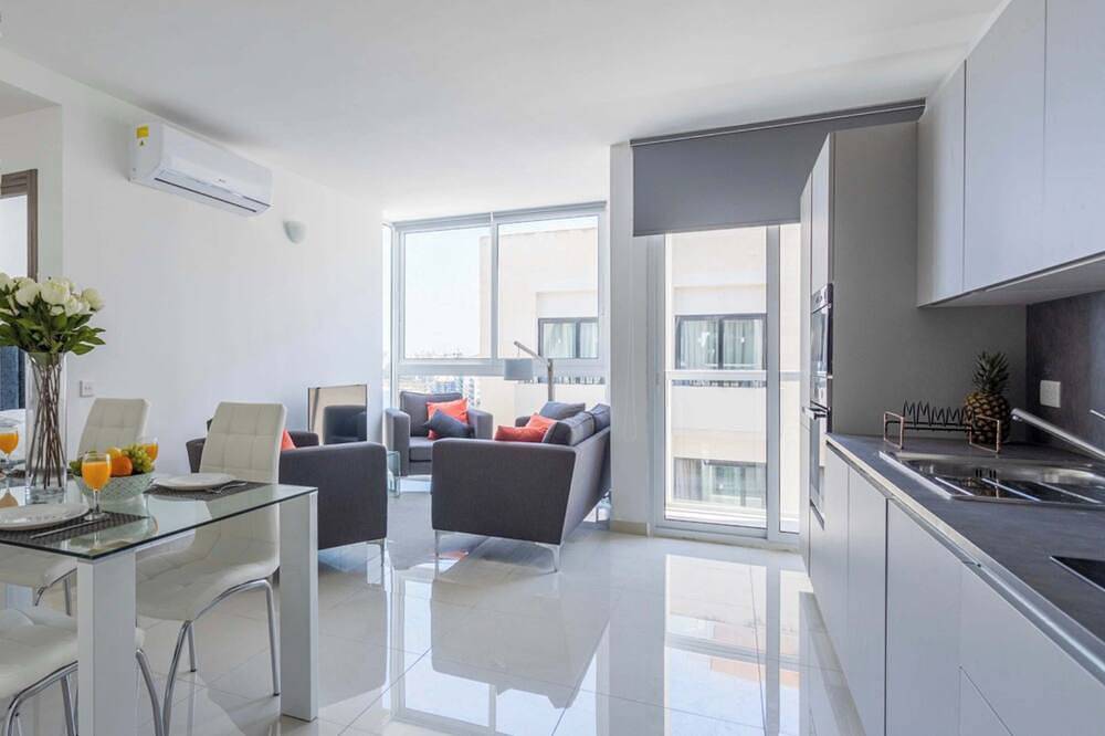Geheel appartement, Terrace & Sea Views - Saint Julian's Spacious 3Br in Paceville, San Giljan