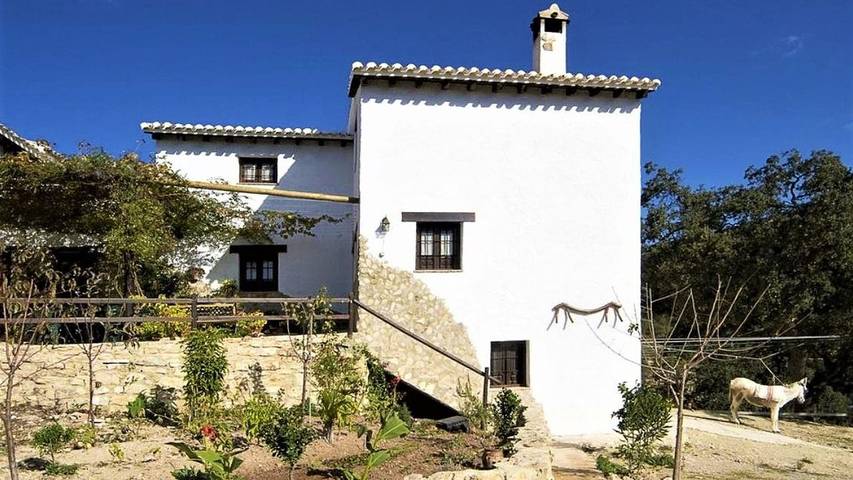 Apartamento para 14 personas, con terraza y jacuzzi además de piscina y jardín en Montefrío