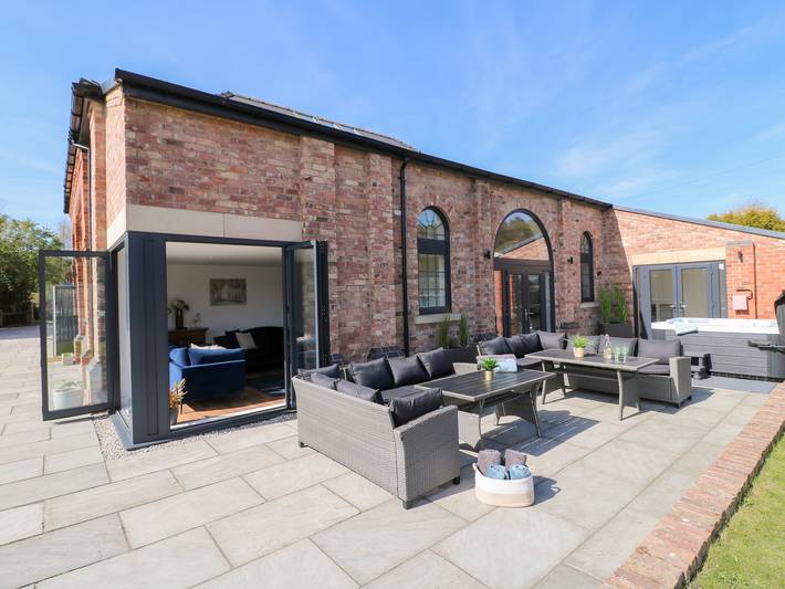 Glamping for 12 people, with garden in Nottinghamshire