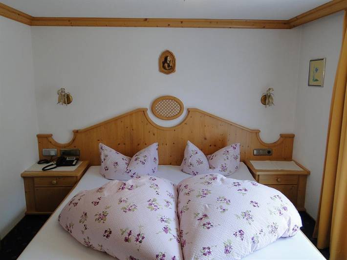 Doppelzimmer mit Du/Wc (Fußende offen), Balkon in Tuxer Alpen, Hintertux