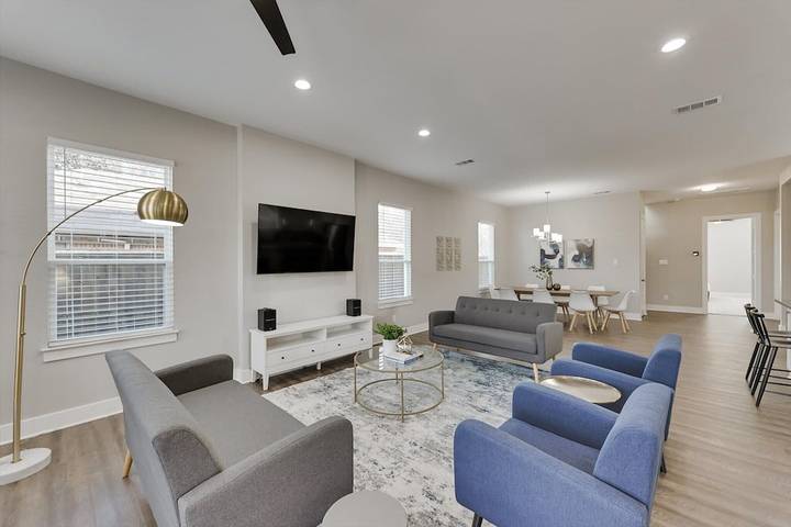 Vacation rental for 14 people, with yard and balcony, with pets in Dallas