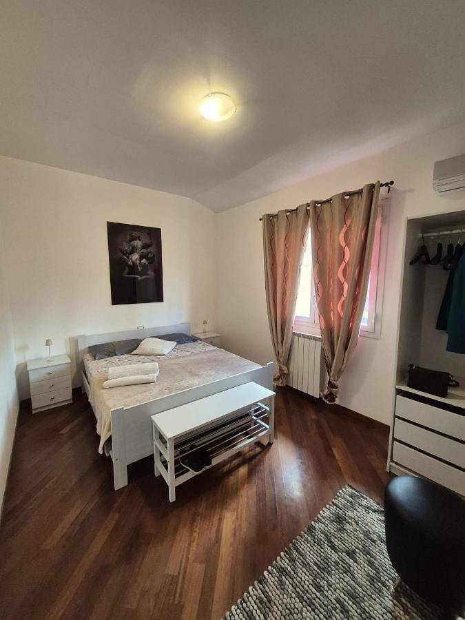 B&b per 9 persone, con Idromassaggio e Terrazza nonché Giardino e Piscina a Trecastagni