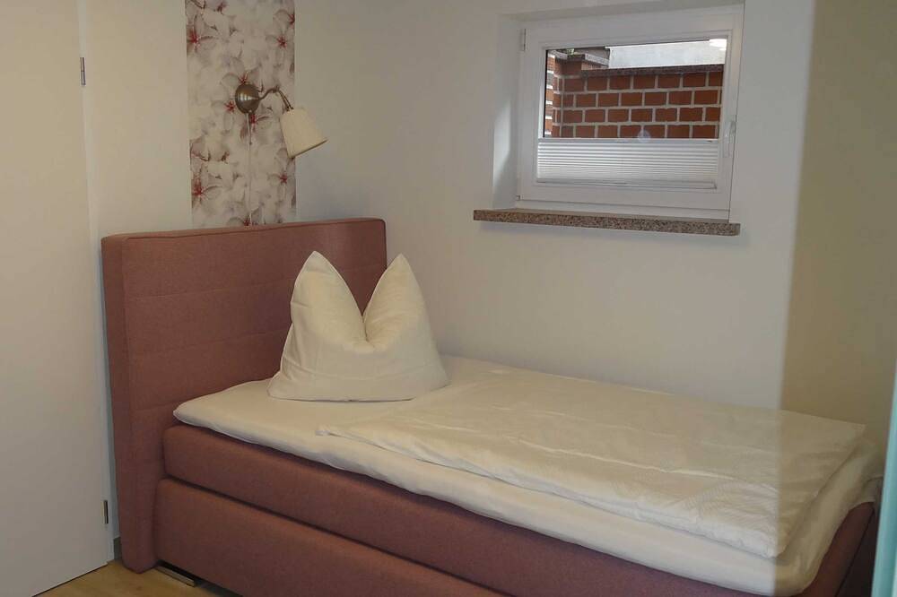 Appartement entier, Vacation apartment (in the house - separate entrance - basement) - 2 vacation apartments in Wesenberg, Mecklenburg-Strelitz