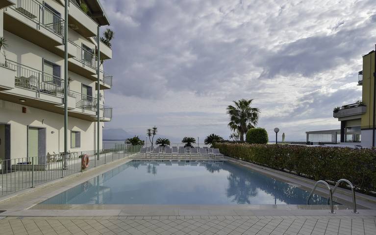 Ganzes Studio, Residenza Miralago with pool - Studio apartment with lake view in Desenzano del Garda, Gardasee-Berge