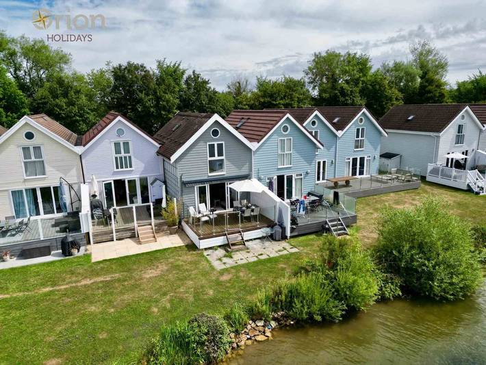 Vacation rental for 6 people, with Balcony and Terrace as well as Lake view in The Cotswolds