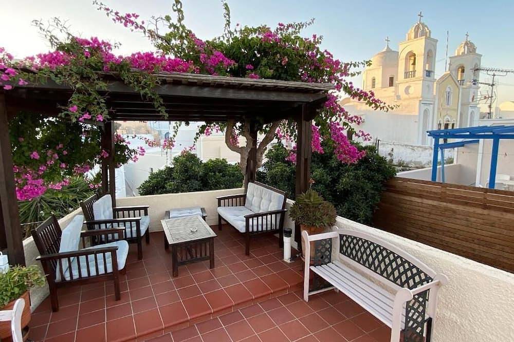 Traditional House fully-equipped with private yard, at the heart of the village. in Megalochori, Santorin