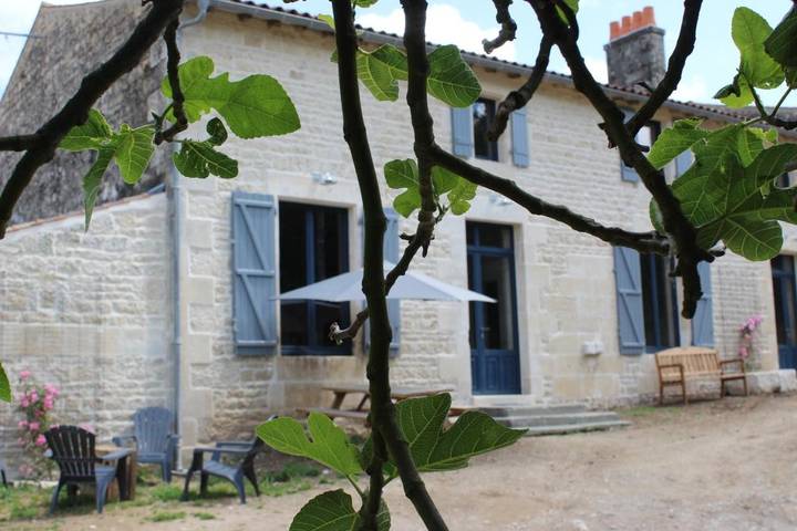 Location de vacances pour 10 personnes, avec jardin ainsi que vue et piscine à Échiré - 3