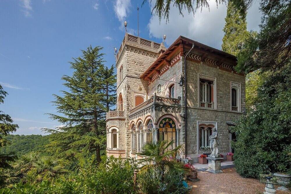 A romantic experience in historic villa with private park at SacroMonte Varese in Santa Maria del Monte (Varese), Varese