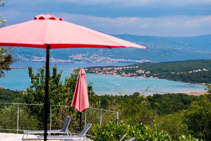 Villa für 8 Personen, mit Balkon und Meerblick sowie Balkon/Terrasse und Terrasse auf Krk