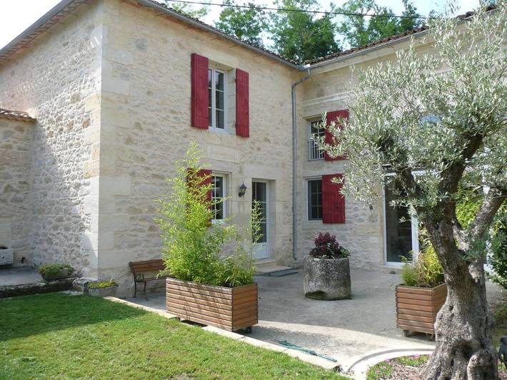 Location de vacances pour 6 personnes, avec vue et jardin à Faleyras