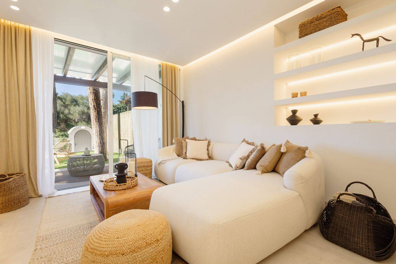 Entire apartment, Modern apartment, with private terrace/garden, swimming pool and Bbq, in first line of Aloha Golf in Nueva Andalucia Golf Valley, Marbella