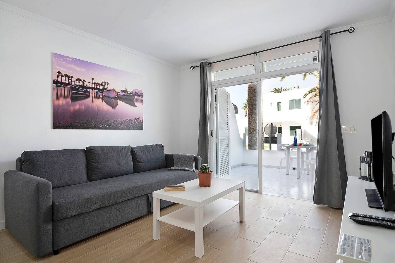 Entire apartment, Apartment "Ianoa" close to the Beach with Terrace & Wi-Fi in Puerto del Carmen, Tías