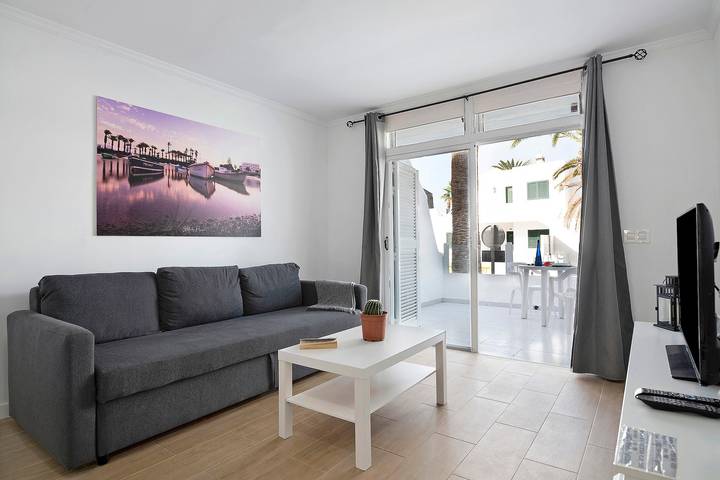 Apartamento entero, Apartamento "Ianoa" cerca de la playa con terraza y Wi-Fi in Puerto del Carmen, Tías