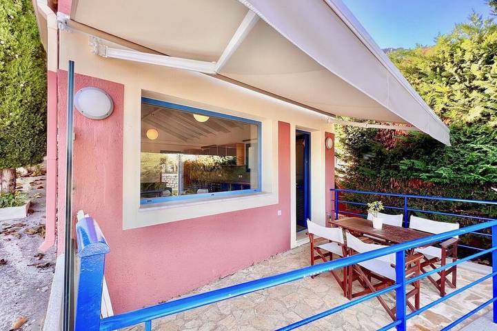 Villa pour 4 personnes, avec balcon ainsi que piscine et jardin dans Mparmpati