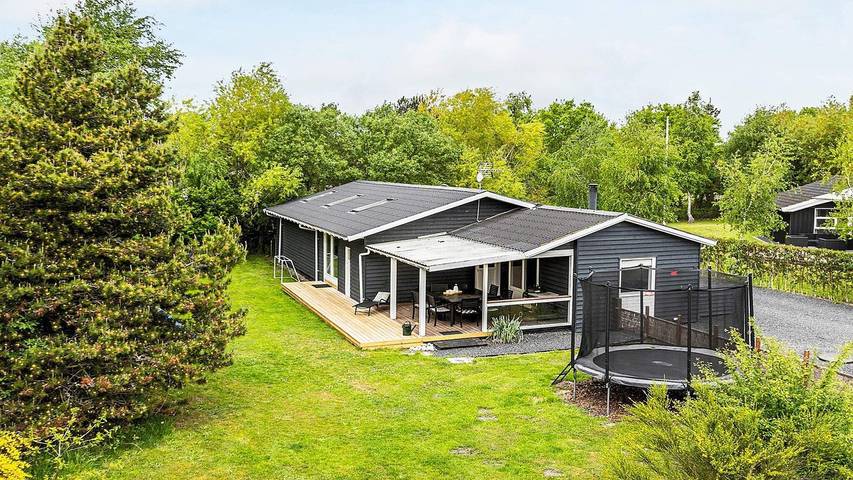 Ferieudlejning for 9 personer, med sauna og pool samt terrasse i Rødby