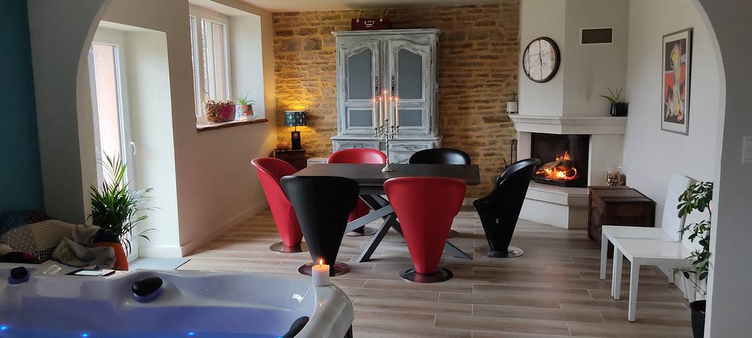 Location de vacances pour 6 personnes, avec piscine et jacuzzi ainsi que terrasse et jardin dans le Doubs - 4