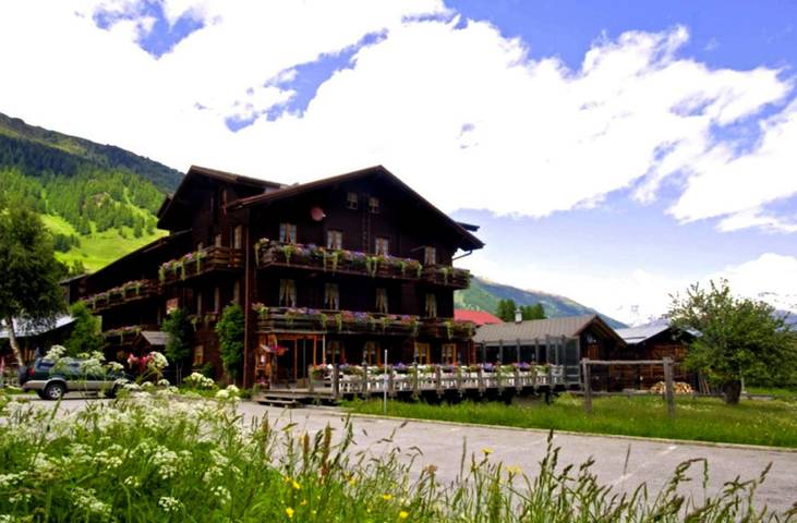 Hotel, mit Terrasse und Garten in Reckingen-Gluringen