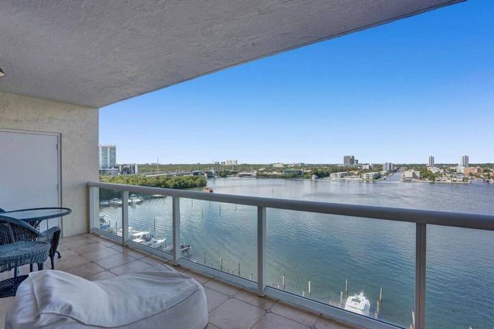 Vacation rental for 6 people, with balcony and yard as well as pool in Sunny Isles Beach