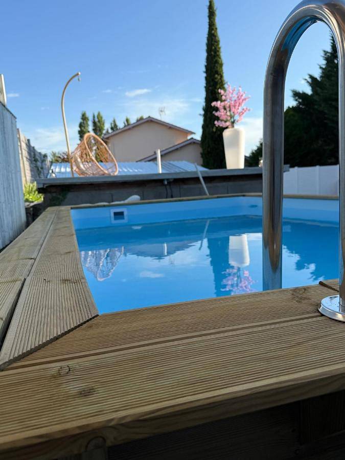 Maison de campagne pour 4 personnes, avec piscine ainsi que jardin et jacuzzi, animaux acceptés à Creuzier-le-Vieux