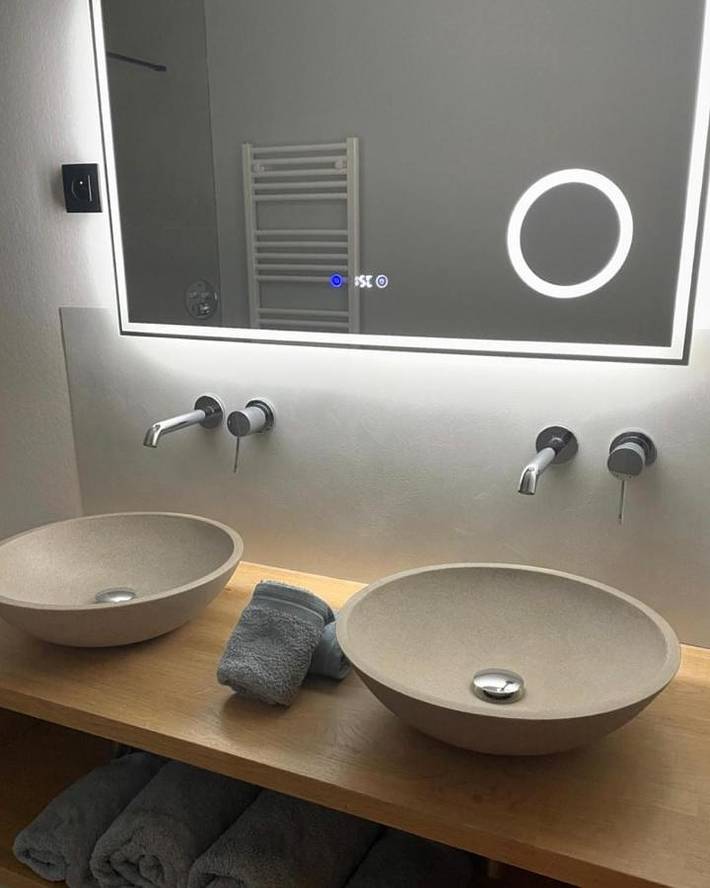 Location de vacances pour 2 personnes, avec terrasse et vue ainsi que piscine et jardin à Tour-de-Faure - 2