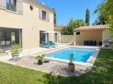 Location de vacances pour 8 personnes, avec jardin et piscine à Mas-Blanc-des-Alpilles