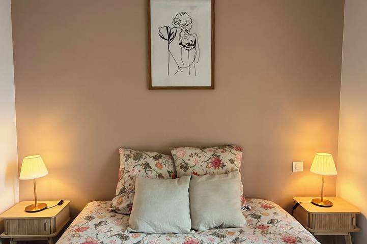 Appartement entier, Suite Adélaïde, Élégance Rétro au cœur de la ville in Landerneau, Région de Brest