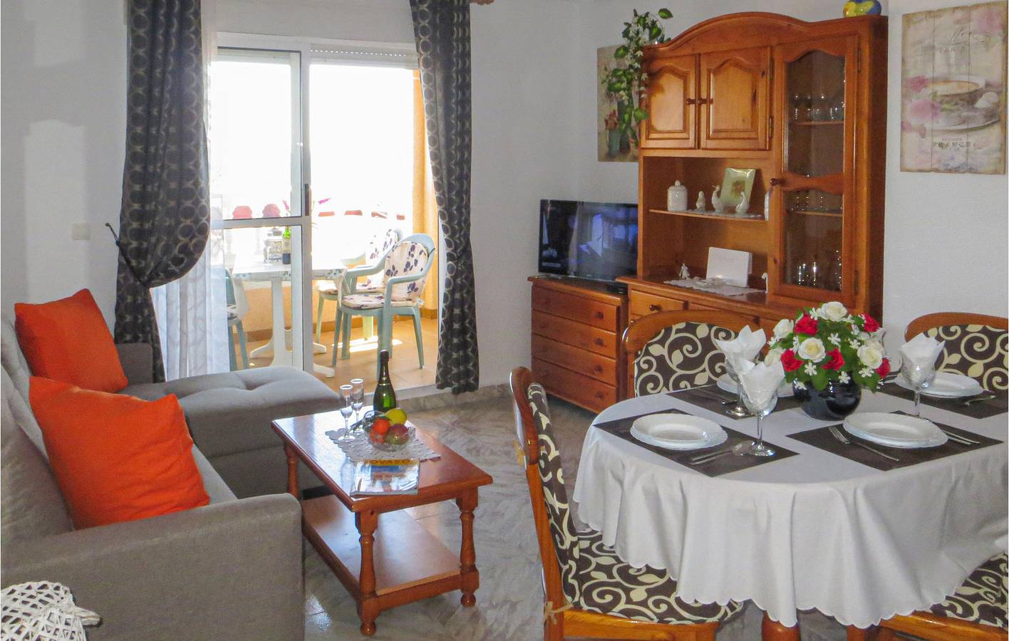 Apartamento vacacional entero, Apartamento en la planta superior con terraza, WiFi y aire acondicionado in Las Calas, Torrevieja
