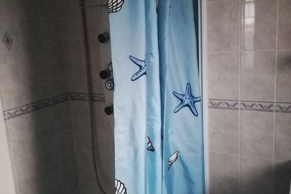 Entire apartment, T3 70m2 1st floor family house 500 m from the beach and all amenities in Urrugne, Bayonne region