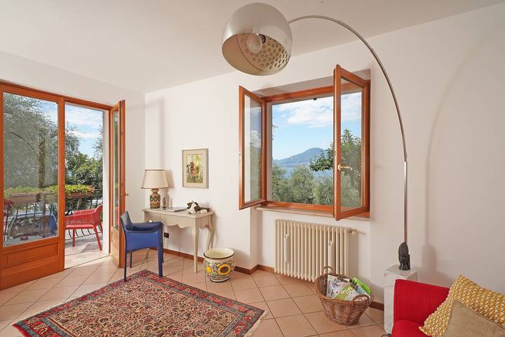 Entire apartment, Apartment "Anna Torri" with Beautiful Garden and Lake Views in Torri del Benaco, Garda Mountains