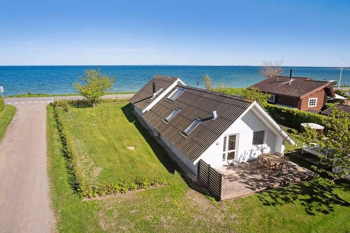 Ferieudlejning for 8 personer, med have og jacuzzi i Ajstrup Strand