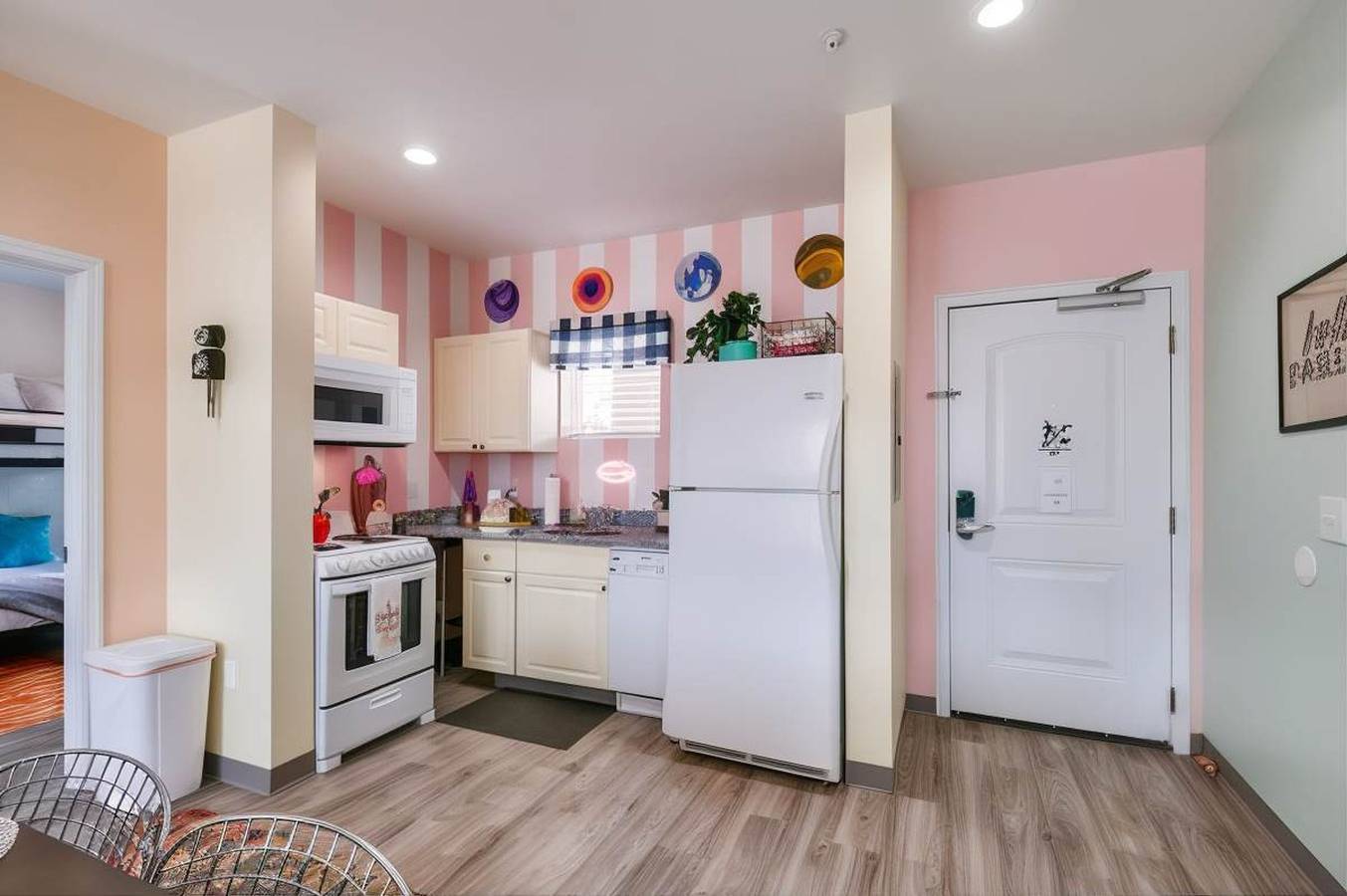 Entire apartment, New 4 Bedroom Apt near Dt  Walk to restaurants  in Nashville, Tennessee
