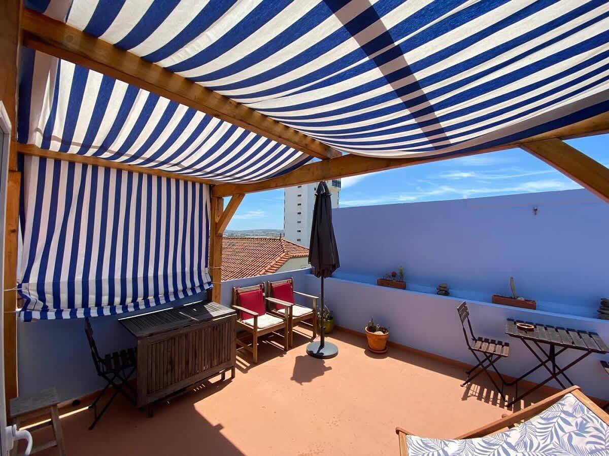 Ganze Wohnung, Ferienwohnung für 7 Personen mit Balkon/Terrasse in Praia da Areia Branca, Lourinhã