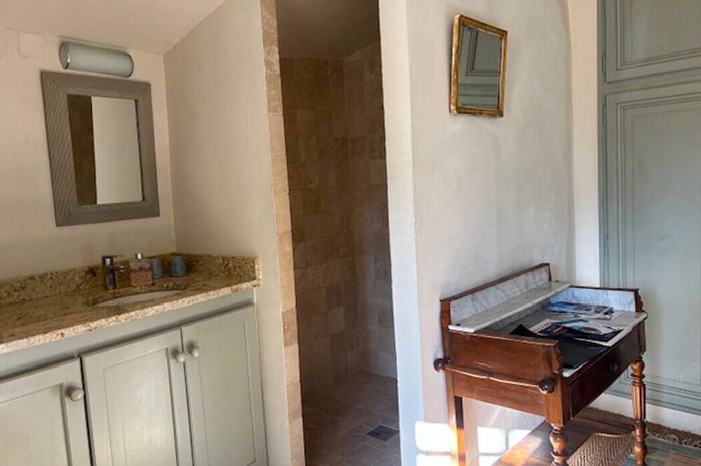 Appartement entier, Studio ensoleillé avec balcon dans le village de Lourmarin, vue sur le château in Lourmarin, Parc naturel régional du Luberon