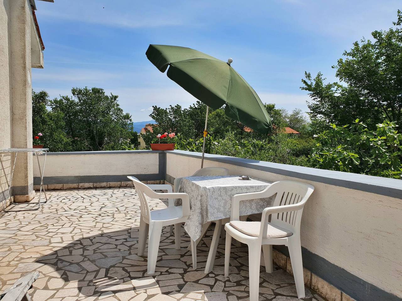 Ganze Wohnung, Apartment Bijelic - mit Balkon, 480 m vom Meer entfernt, Grill, privater Parkplatz, keine Klimaanlage in Silo (Krk), Krk