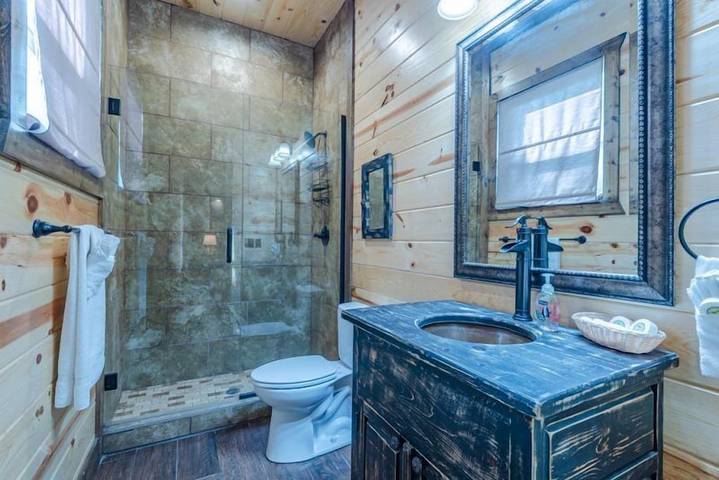Log cabin for 28 people, with hot tub and balcony in Broken Bow