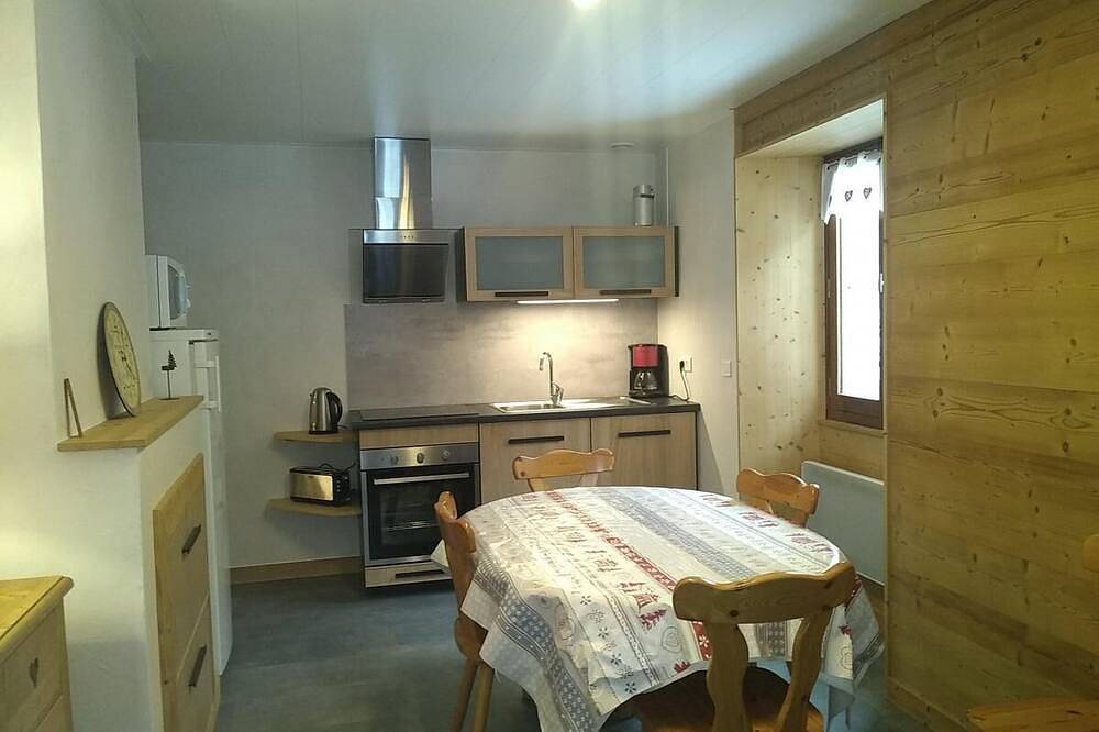 Entire apartment, 300m from resort center, Ground floor, parking, tv, ski locker, 50m², Arêches-Beaufort in Arêches, Beaufort (Rhône-Alpes)
