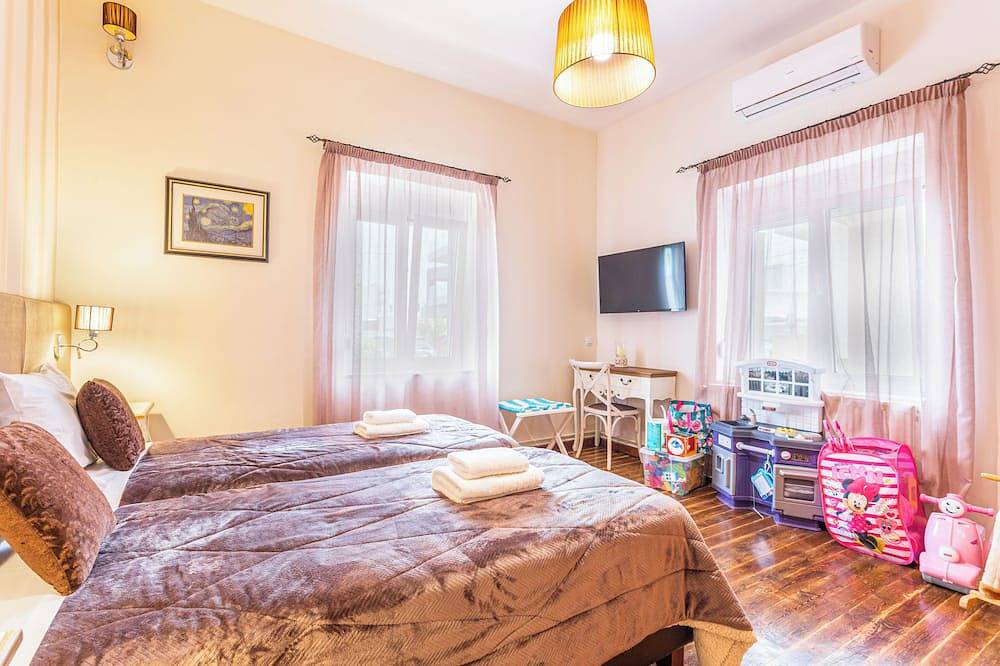 50m from the beach cosy spacious family house, 4bedrooms & 4bathrooms & bbq area in Kissamos, Chania und Umgebung