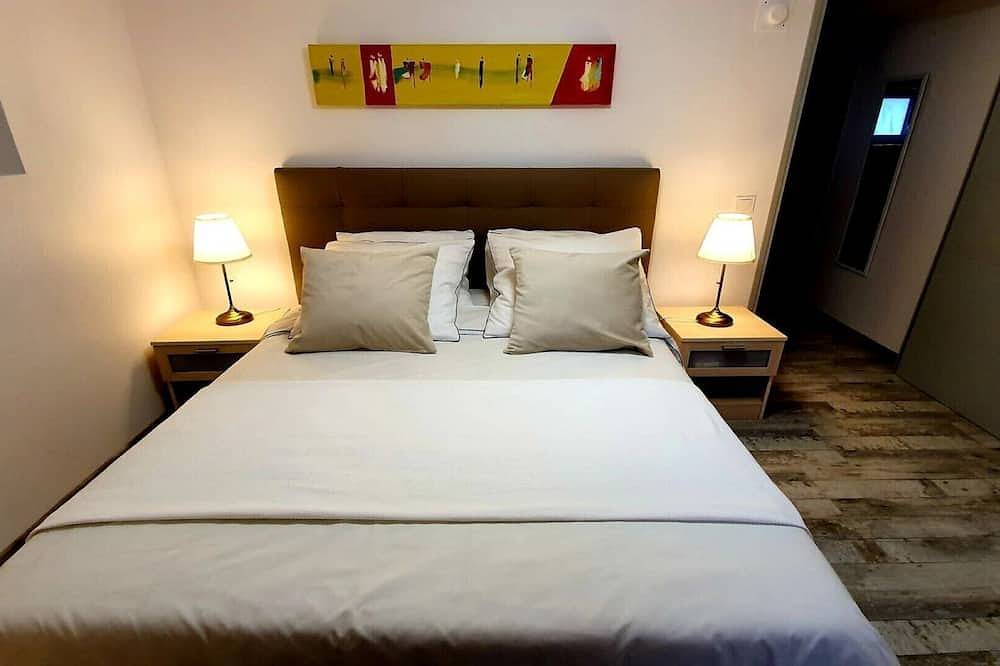 Entire apartment, Apartment / house 150m Fleury-les-Aubrais train station -2 km downtown Orleans in Fleury-les-Aubrais, Loire Valley