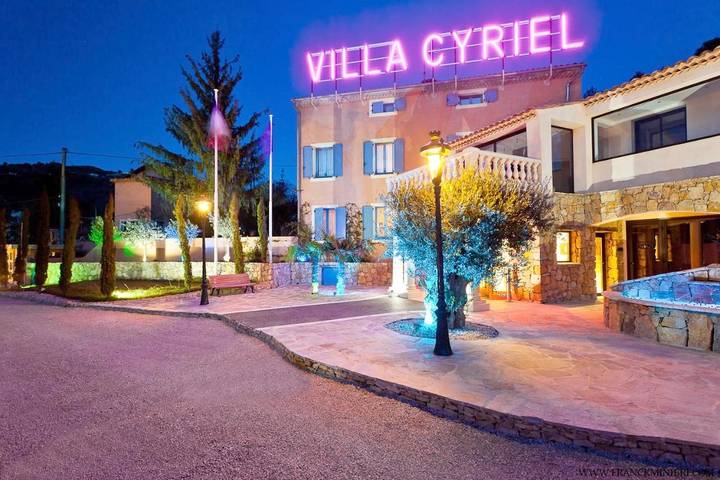 Hôtel pour 2 personnes, avec jacuzzi ainsi que piscine et jardin