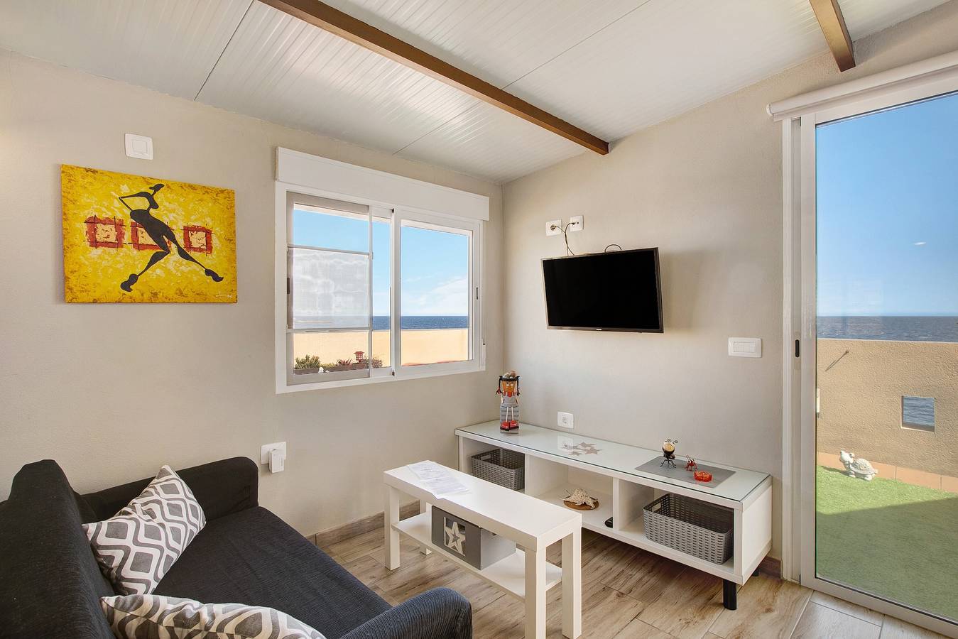 Apartamento entero, Apartamento de vacaciones 'Estudio Calima' con vistas al mar, terraza privada y Wi-Fi in Arico, Tenerife Sur