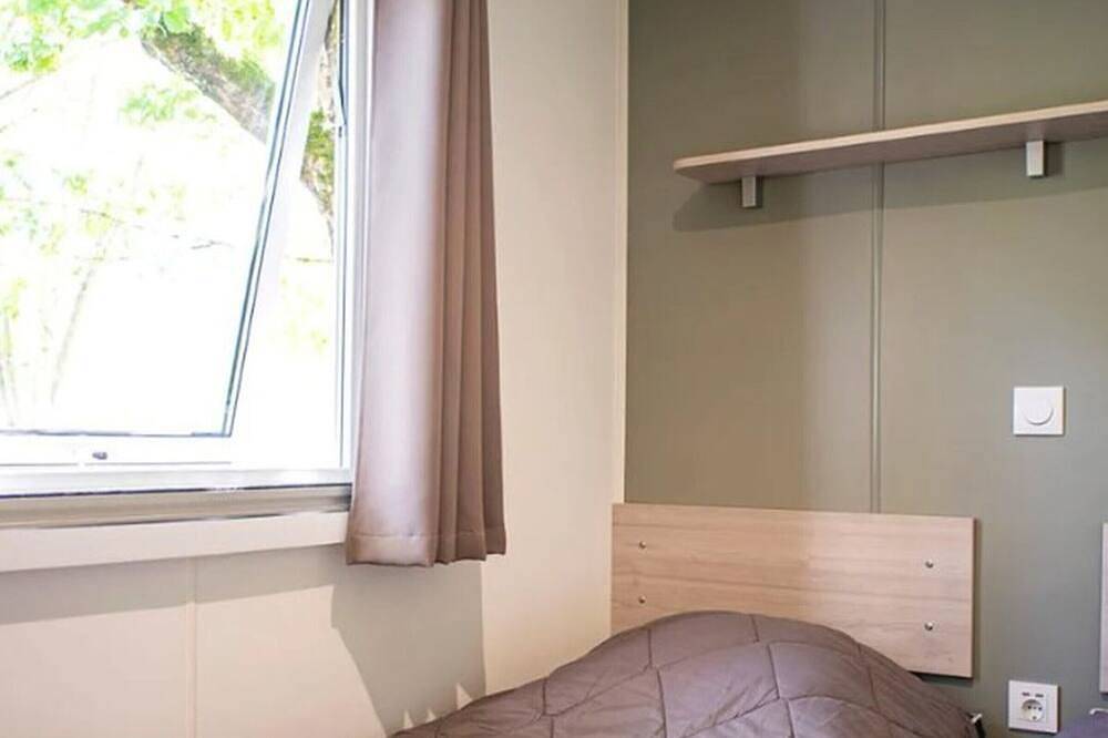 Mobil-home con Terraza y Mobiliario de jardín para 6 personas in Lissac-sur-Couze, Brive-la-Gaillarde region