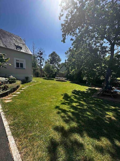 Location de vacances pour 10 personnes, avec terrasse ainsi que piscine et jardin à Saché - 4