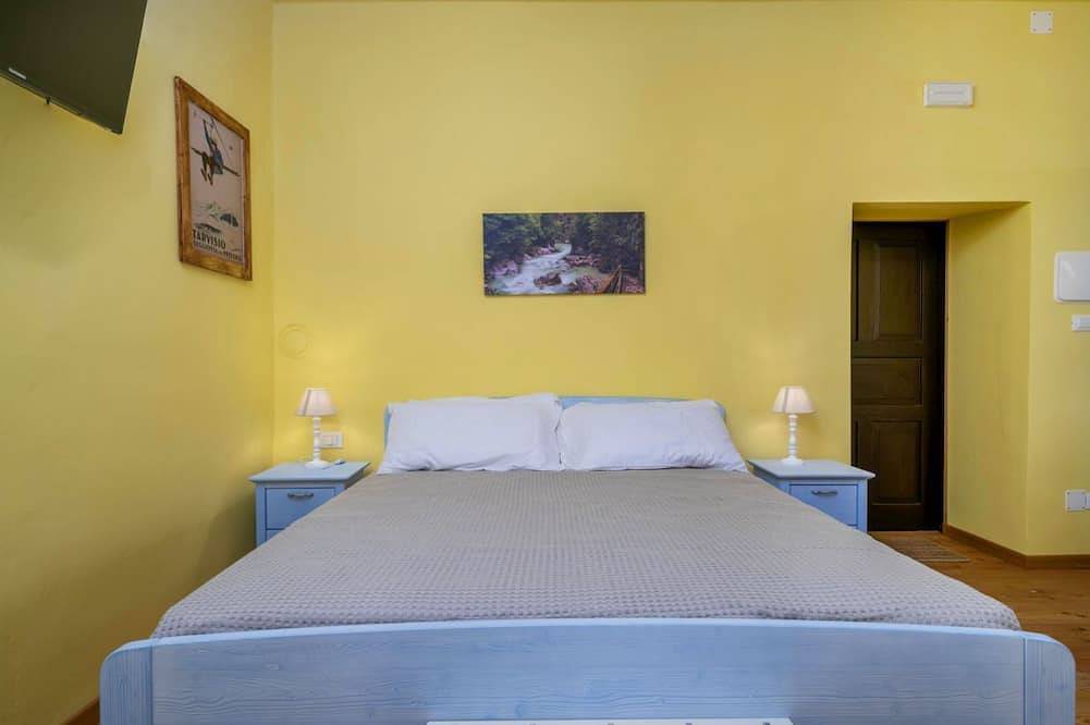 Entire apartment, A charming and welcoming studio apartment of approximately 25 square meters, perfect for three people, located on the ground floor of a historic building built in 1864 and renovated in 2025 while maintaining its historic atmosphere (No elevator).The prop in Tarvisio, Karnischer Hauptkamm