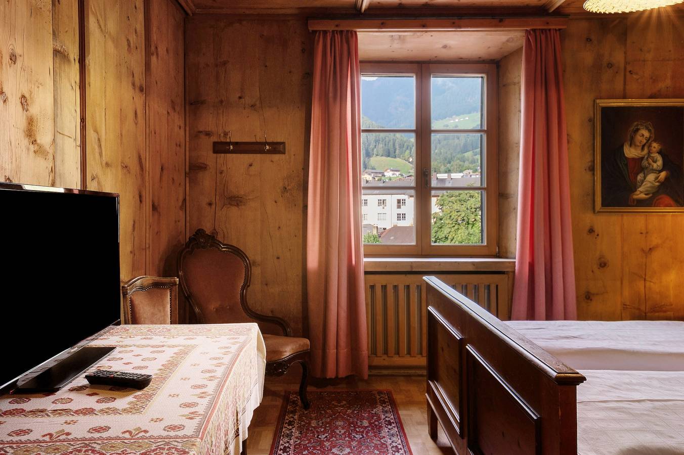 Camera 'Hirschen Maria' con vista sulle montagne, terrazza condivisa e Wi-Fi in Sarnthein, Sarentino