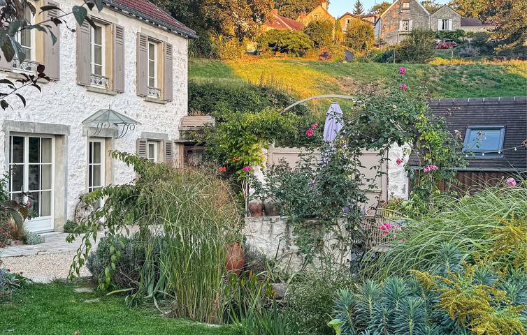 Acogedor apartamento a orillas del río en Vétheuil con WiFi y jardín in Vienne-en-Arthies, Parque natural regional del Vexin Francés