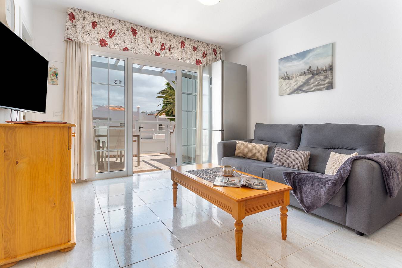 Pool-View Bungalow with Air Con & Private Roof Terrace, Central Corralejo in Corralejo, La Oliva