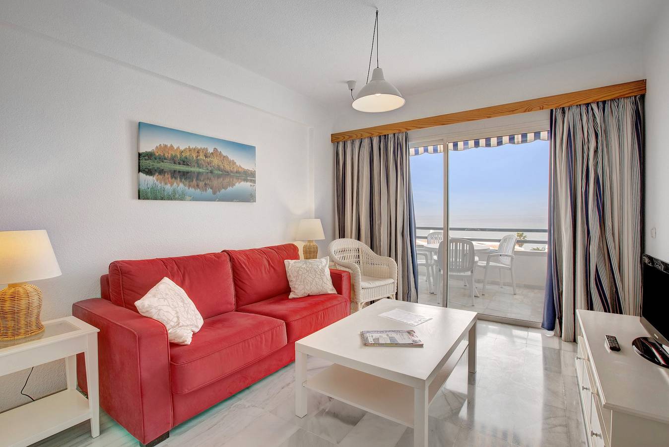 Geheel appartement, Vakantiehuis "Club Atlantis 223" met Uitzicht op Zee, Gedeeld Zwembad & Wifi in Playa Puerto Colón, Adeje