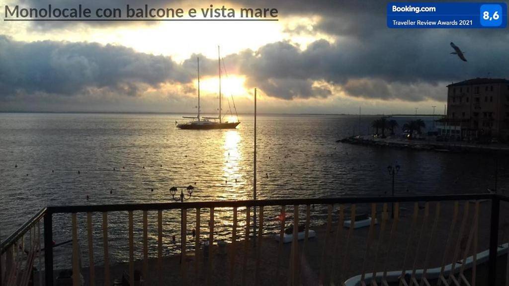 Ampio monolocale con balcone fronte mare in Porto Santo Stefano, Monte Argentario
