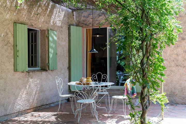 Gîte pour 4 personnes, avec Terrasse ainsi que Jardin et Piscine